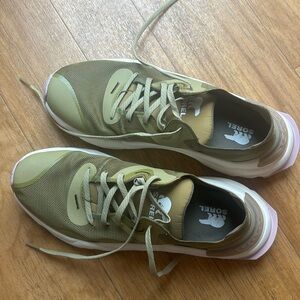 Women’s Sorel tennis shoe